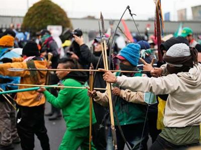 Protestas contra EE. UU. en Colombia deja cuatro policías heridos