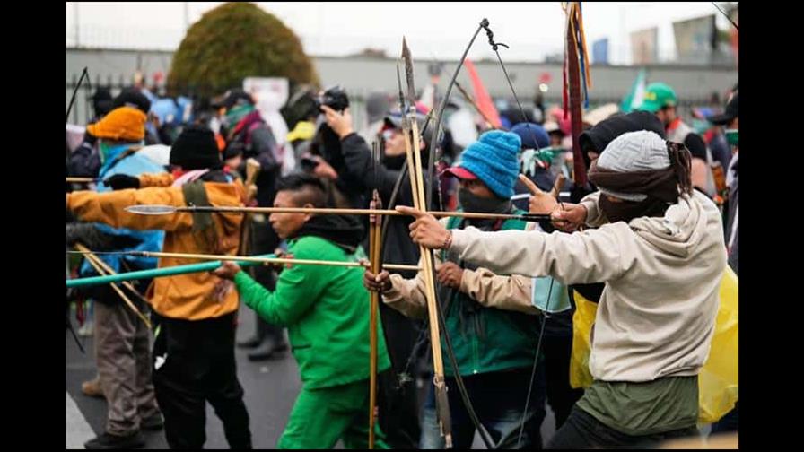 Cuatro policías heridos con flechas durante protestas contra EE.UU. en Colombia Cuatro policías heridos con flechas durante protestas contra EE.UU. en Colombia
