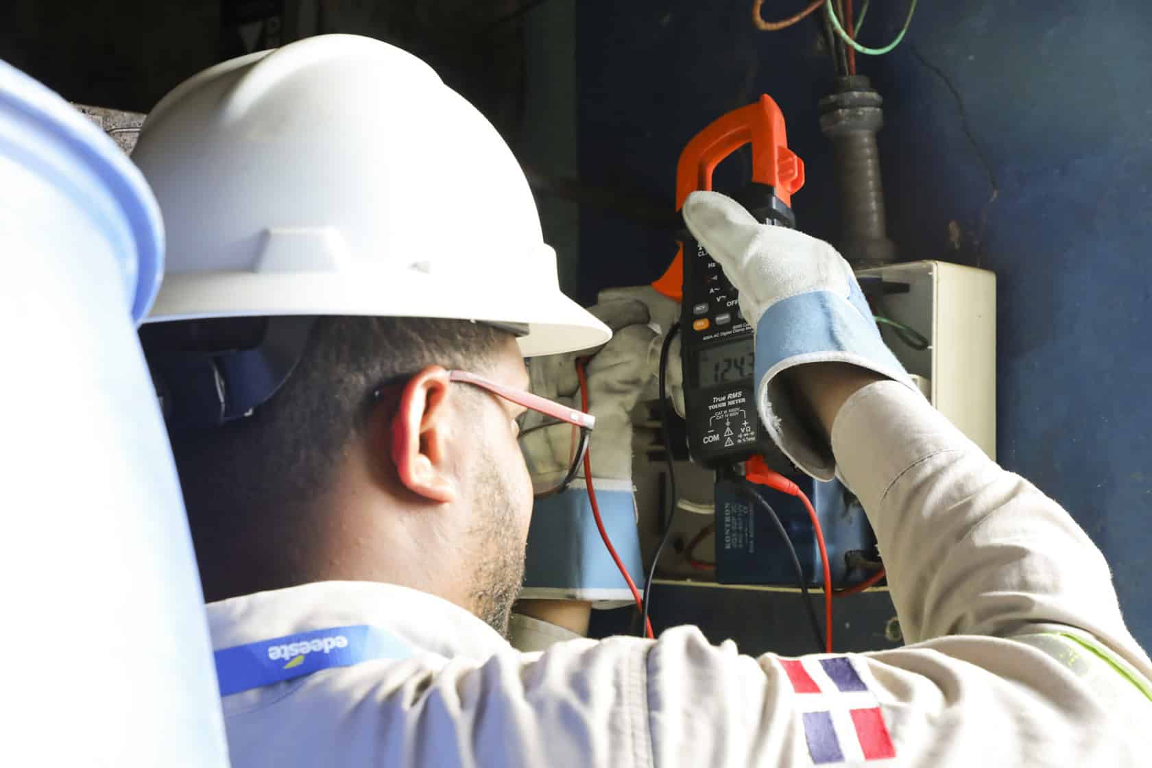 Técnicos de Edeeste identificaron anomalías en el consumo energético de varios establecimientos comerciales.