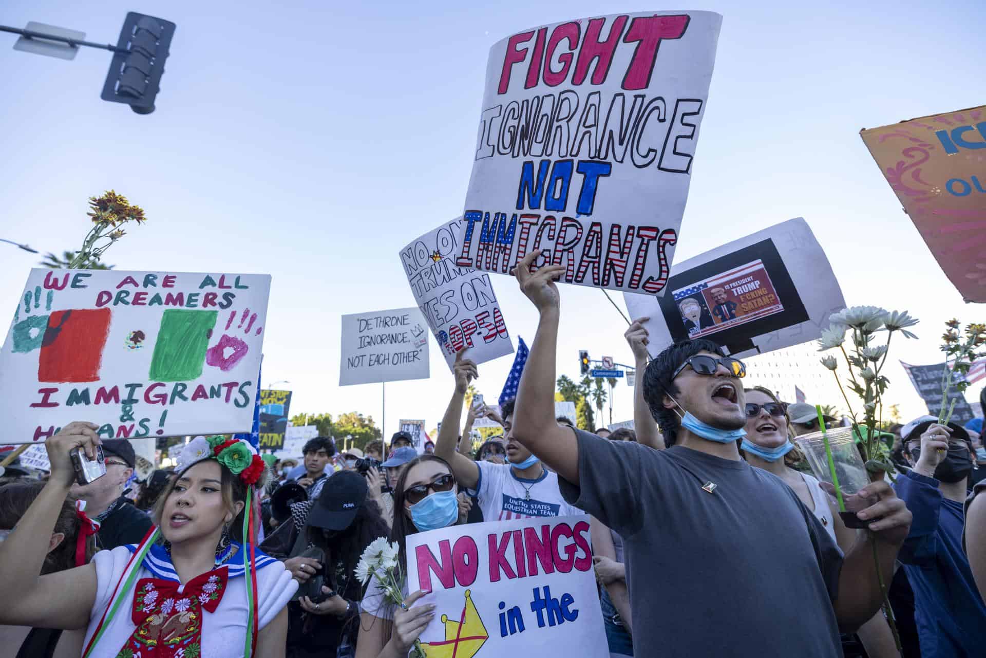 Participantes de la protesta "No Kings" se congregan en distintas ciudades del país para expresar su defensa de la democracia.