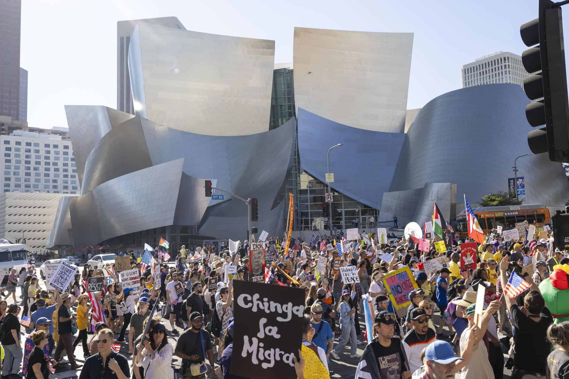 Millones de ciudadanos marcharon pacíficamente durante la jornada "No Kings", considerada la mayor protesta en Estados Unidos en los últimos años.