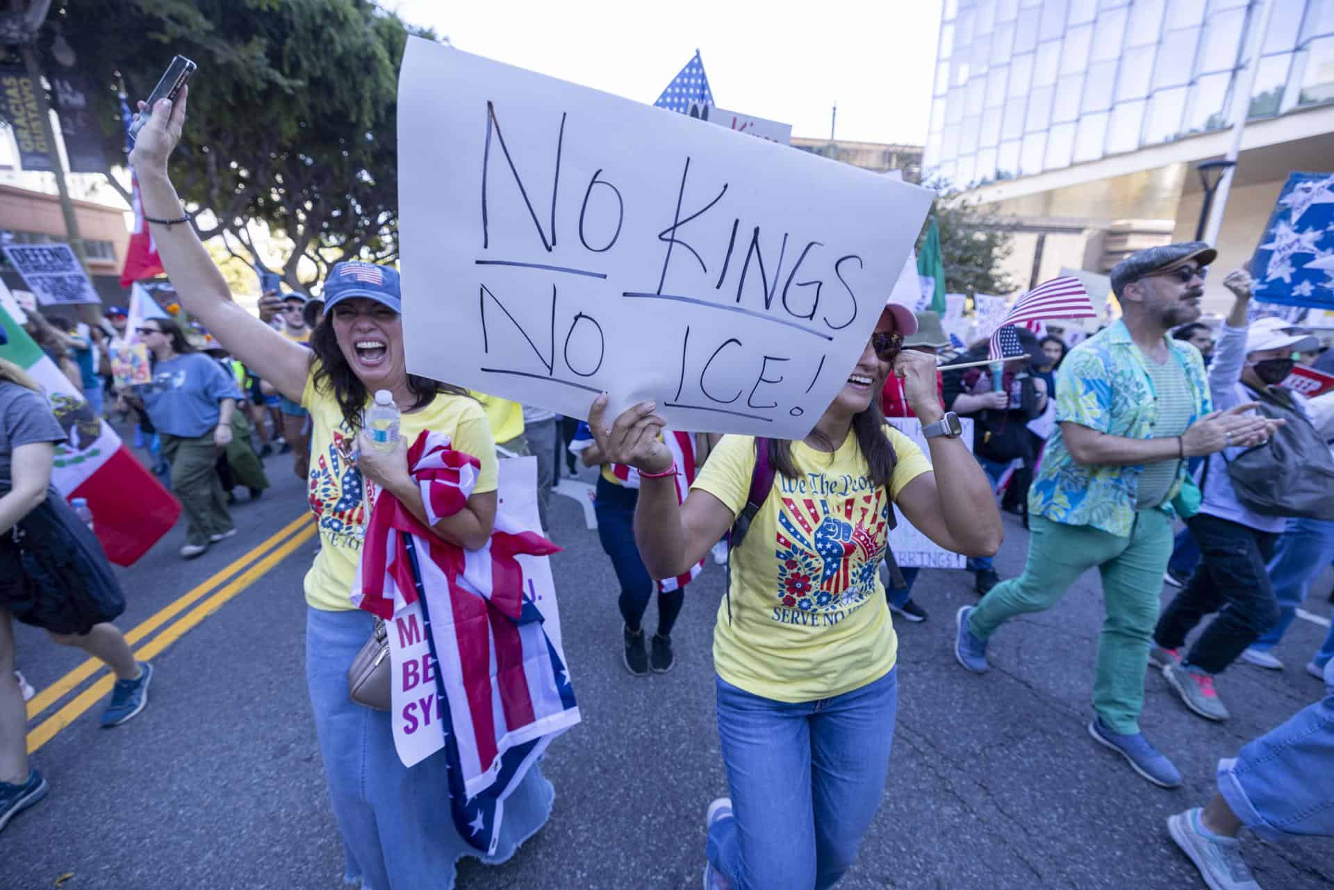 Banderas, consignas y vestimenta amarilla marcaron la jornada de protestas "No Kings", desarrollada en un ambiente pacífico.