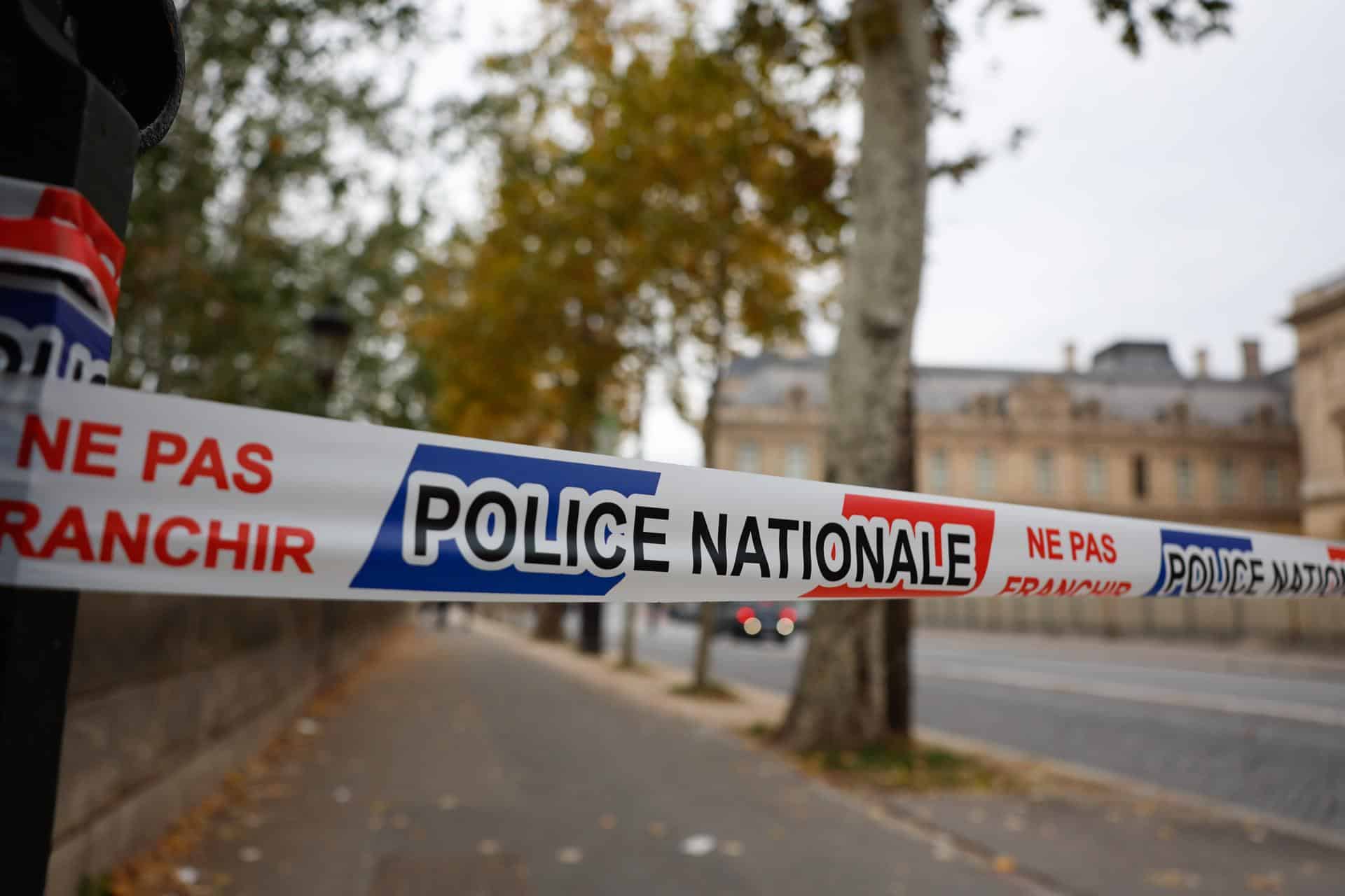 Una cinta policial acordona la esquina sureste del Museo del Louvre, en el muelle François-Mitterrand, a orillas del río Sena, tras un robo ocurrido en el museo, en París, Francia, el 19 de octubre de 2025.