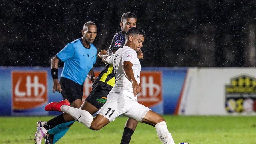 Bajo lluvia durante los 90 minutos de juego el Cibao FC y Moca FC empatan sin goles