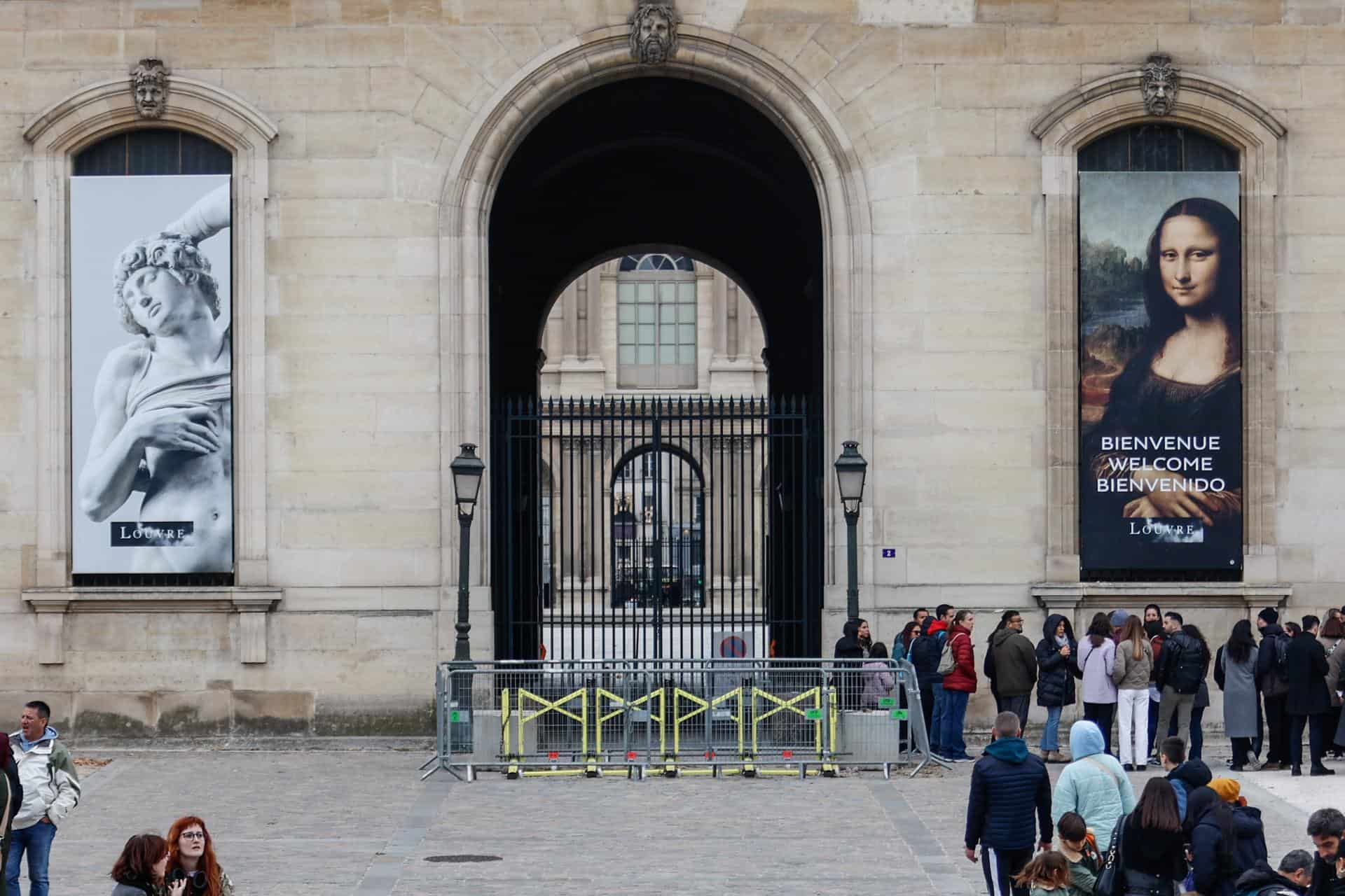 La fachada sureste del Museo del Louvre se observa cerrada en el muelle François-Mitterrand, tras el robo ocurrido en el museo, en París, Francia, el 19 de octubre de 2025. El Museo del Louvre fue blanco de un asalto perpetrado por varios delincuentes que rompieron las ventanas para robar joyas. Posteriormente, el museo fue cerrado.