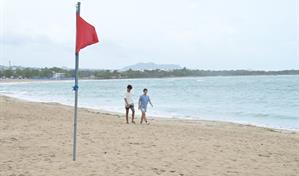 La Defensa Civil coloca bandera roja en Puerto Plata por oleaje peligroso