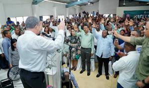 Leonel juramenta a más de 40 exdirigentes del PRM y PLD en San Cristóbal