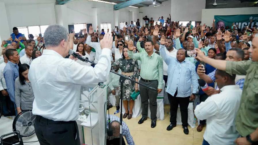 Leonel juramenta a más de 40 exdirigentes del PRM y PLD en San Cristóbal Leonel juramenta a más de 40 exdirigentes del PRM y PLD en San Cristóbal