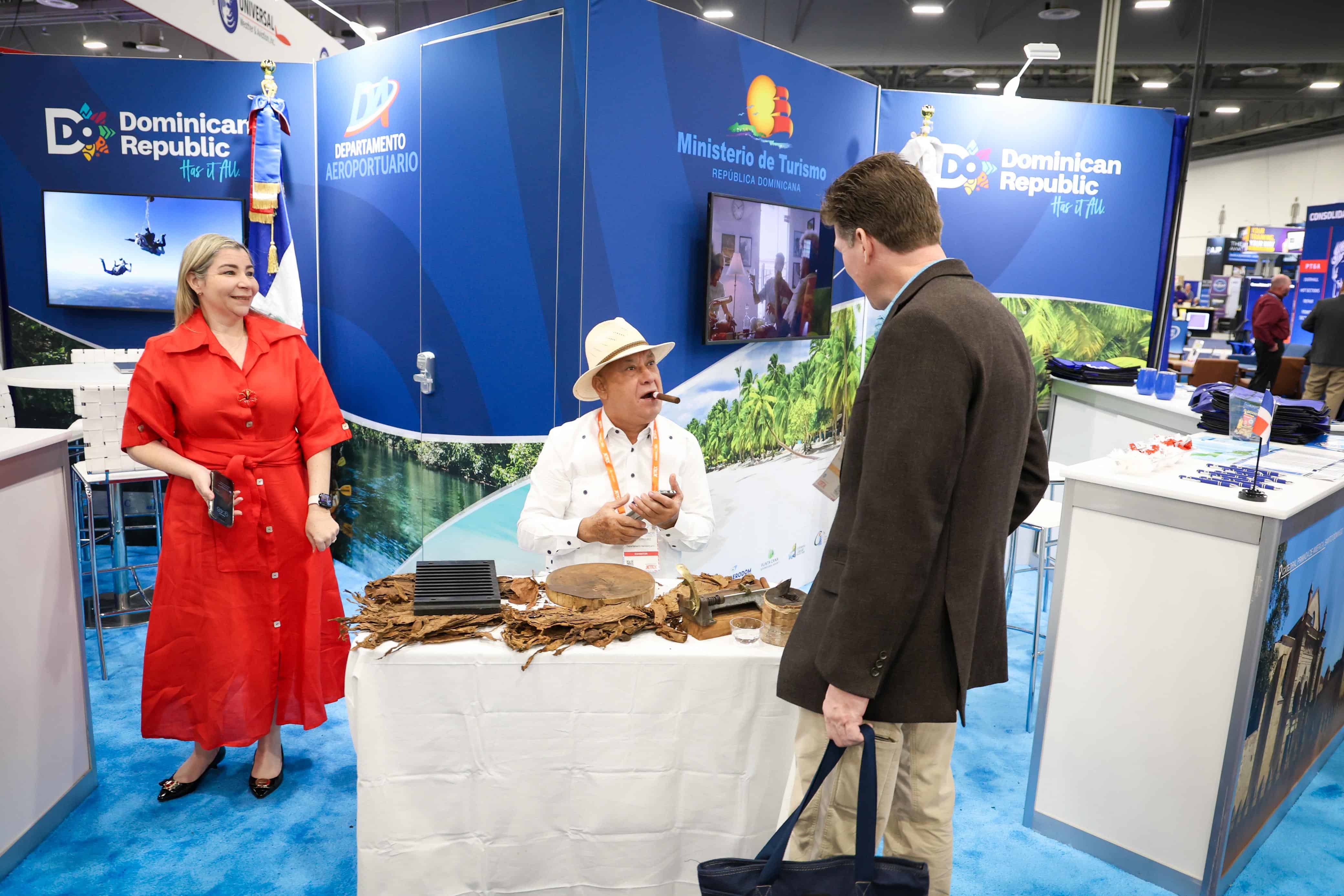 En el stand de la República Dominicana se mostró, además, cómo se elabora el cigarro.
