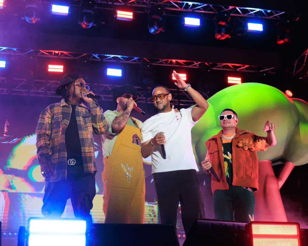 Artistas urbanos encendieron el escenario del óvalo de la Feria Ganadera durante una noche histórica de reggaetón en Santo Domingo.