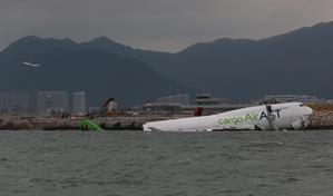 Un Boeing 747 de carga se precipita al mar tras salirse de la pista en Hong Kong