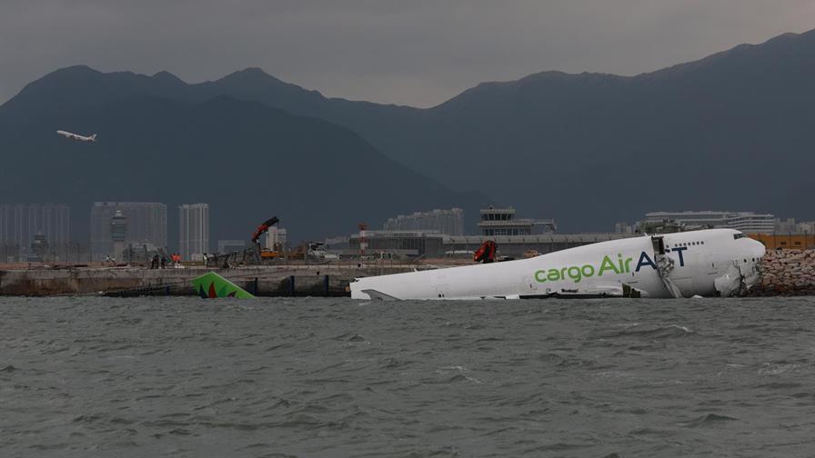 Un Boeing 747 de carga se precipita al mar tras salirse de la pista en Hong Kong Un Boeing 747 de carga se precipita al mar tras salirse de la pista en Hong Kong