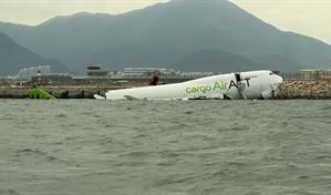 Un avión de carga se sale de pista en Hong Kong y mata a dos personas