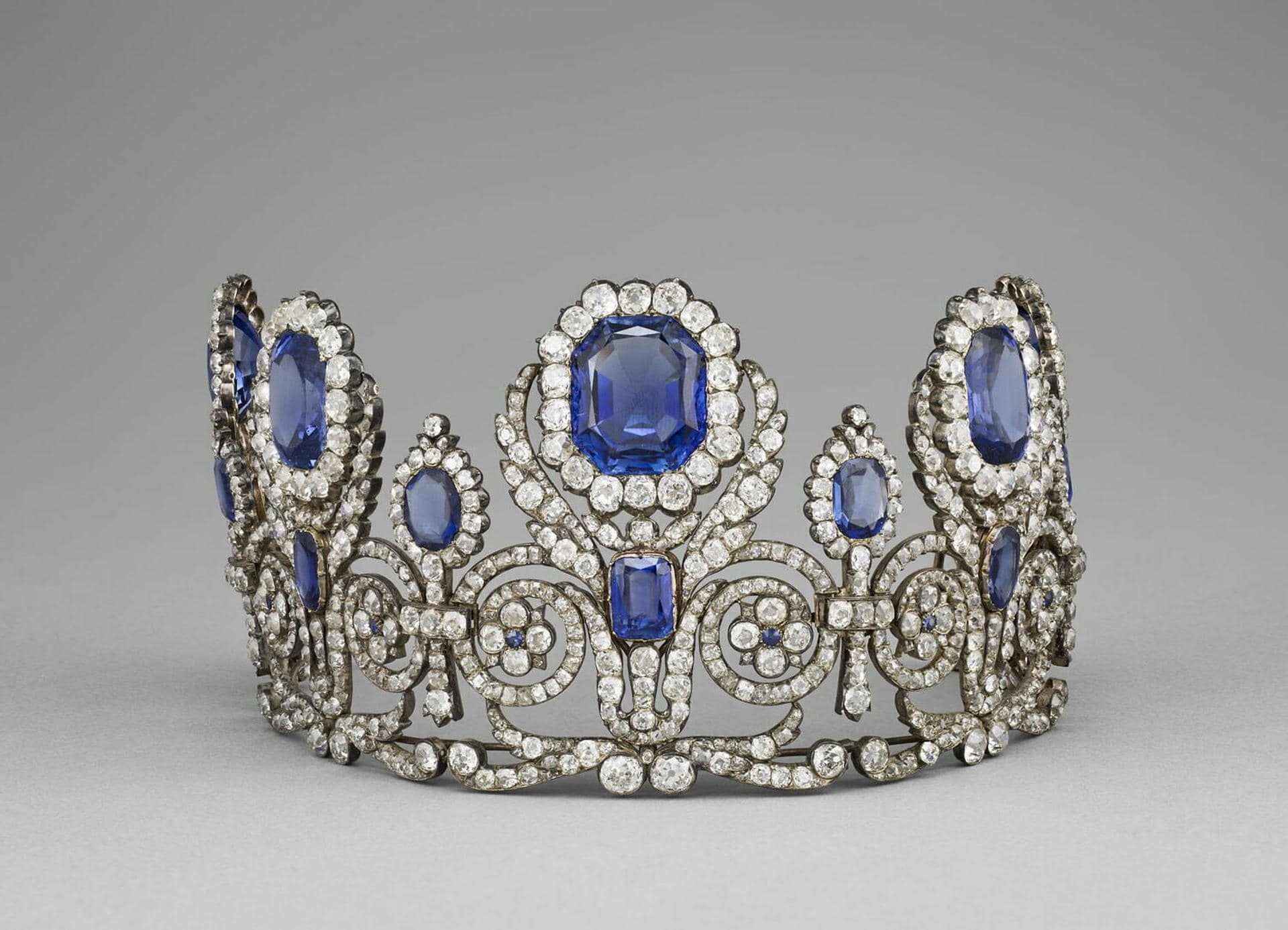 Una diadema de la reina María Amelia y de la reina Hortensia sustraida del Museo del Louvre, en París