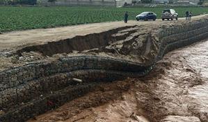 Crecida del río Tireo deja a familias aisladas y daños agrícolas
