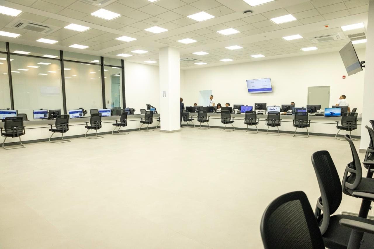 Parte del equipo que trabajará en la formación de los usuarios de los servicios de la Ciudad Judicial de Santo Domingo Este.