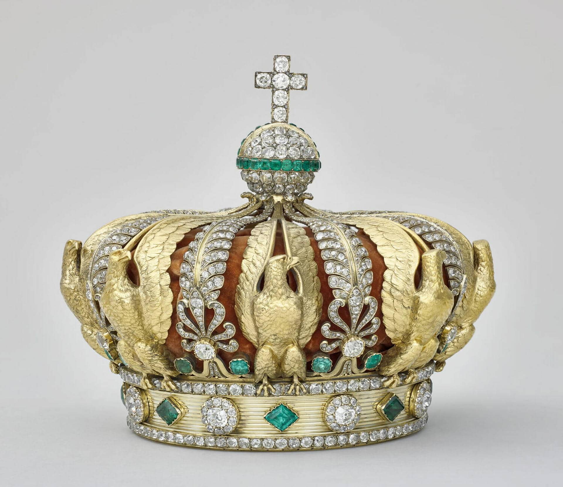  Imagen facilitada de la corona de la emperatriz Eugenia de Montijo, la esposa española del emperador Napoleón III (1852-1870), que los ladrones perdieron en su huida y resultó dañada durante el robo cometido en el Museo del Louvre, en París. 
