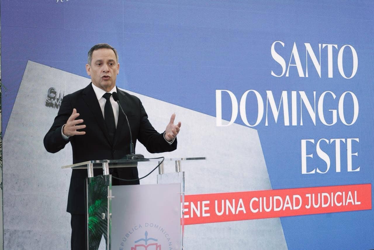 El presidente de la SCJ, Henry Molina, mientras ofrecía los detalles del inicio, por fase, de las operaciones de la Ciudad Judicial de Santo Domingo Este y que arranca este lunes 27 de octubre y concluye el 13 de frebrero del próximo año 2026.