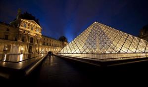 Un robo digno de James Bond, se sorprenden turistas frustrados por el cierre del Louvre