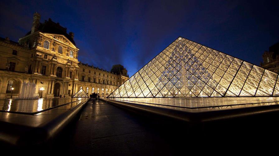 Un robo digno de James Bond, se sorprenden turistas frustrados por el cierre del Louvre Un robo digno de James Bond, se sorprenden turistas frustrados por el cierre del Louvre
