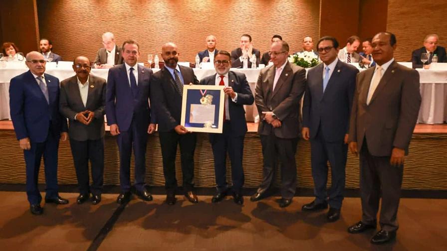 La Federación Dominicana de Comerciantes reconoce excelencia del periodista Joaquín Caraballo La Federación Dominicana de Comerciantes reconoce excelencia del periodista Joaquín Caraballo