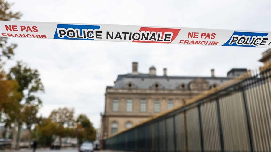 El Louvre se va a quedar cerrado este lunes tras el robo de las joyas El Louvre se va a quedar cerrado este lunes tras el robo de las joyas