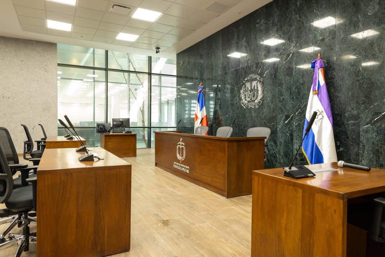 Uno de los tribunales ya equipados de la Ciudad Judicial de Santo Domingo Este.
