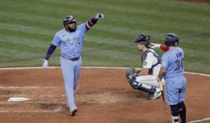 Vladimir Guerrero encendido en la víspera del último juego de la ALCS