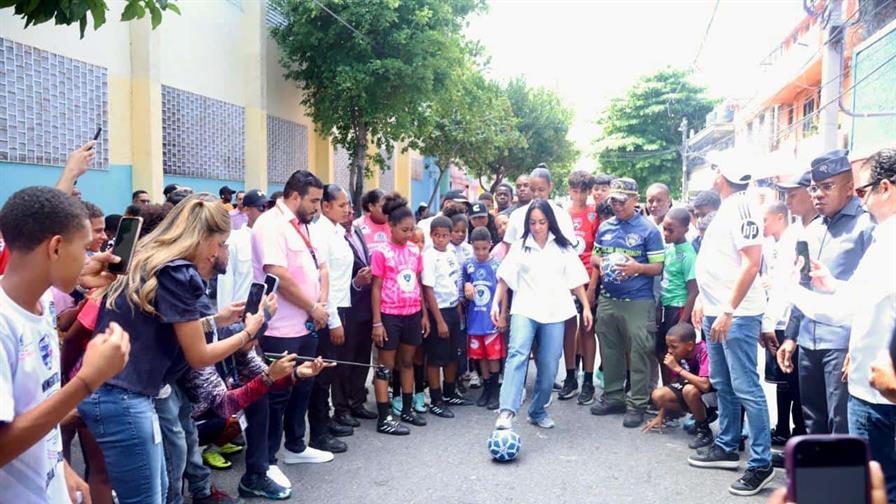 Ministra Faride Raful asume "Fútbol Callejero 3x3" impulsado por la Policía Nacional en Capotillo Ministra Faride Raful asume "Fútbol Callejero 3x3" impulsado por la Policía Nacional en Capotillo