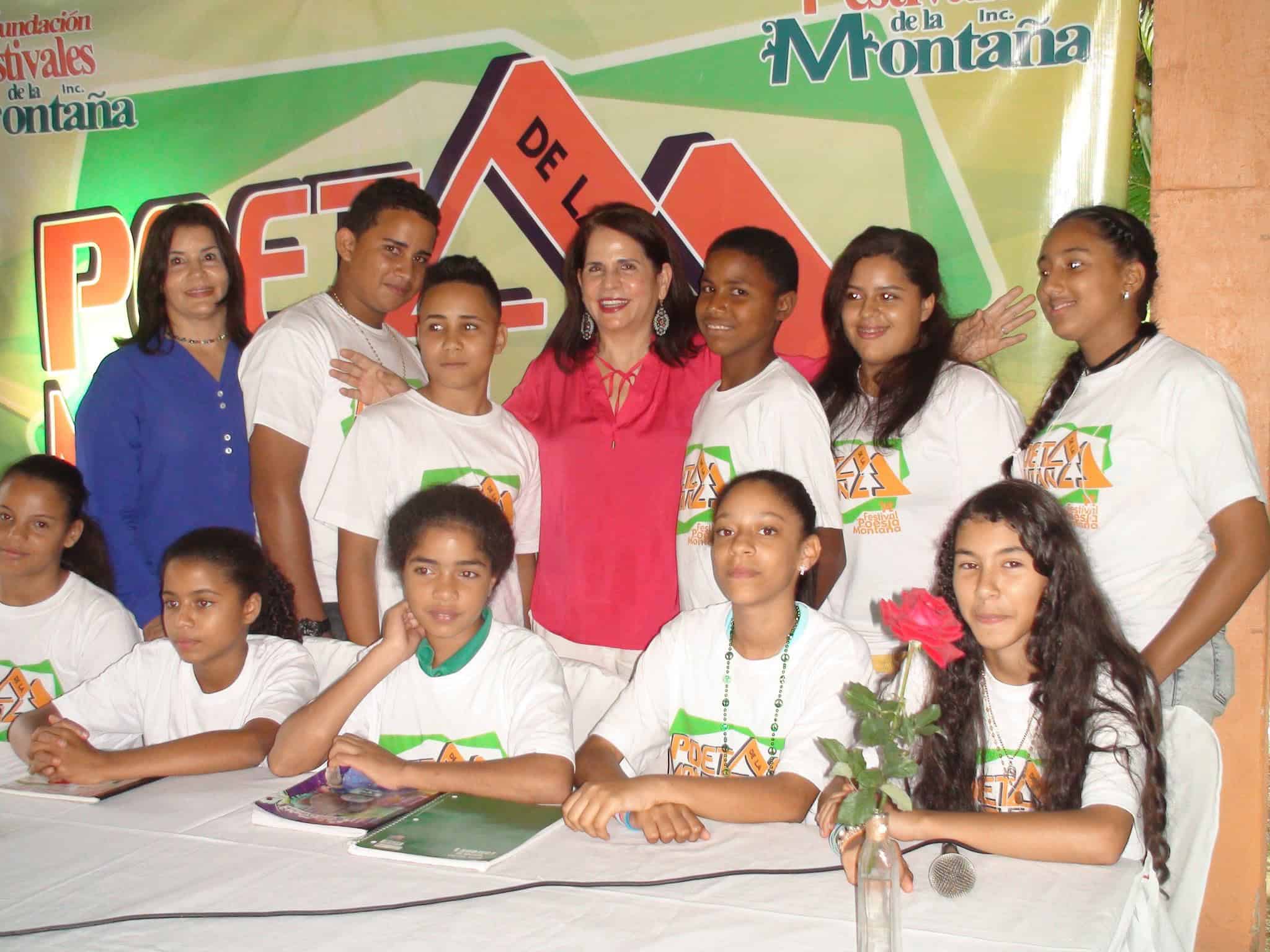 La poeta Ángela Hernández junto a jóvenes.