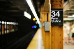 Encuentran a un bebé con cordón umbilical en una estación del tren de Nueva York