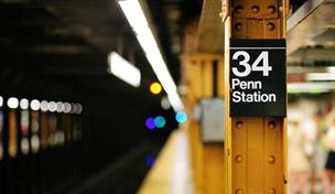 Encuentran a un bebé con cordón umbilical en una estación del tren de Nueva York