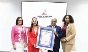 Reconocen a la dominicana Laura Jiménez por su trayectoria en política estadounidense