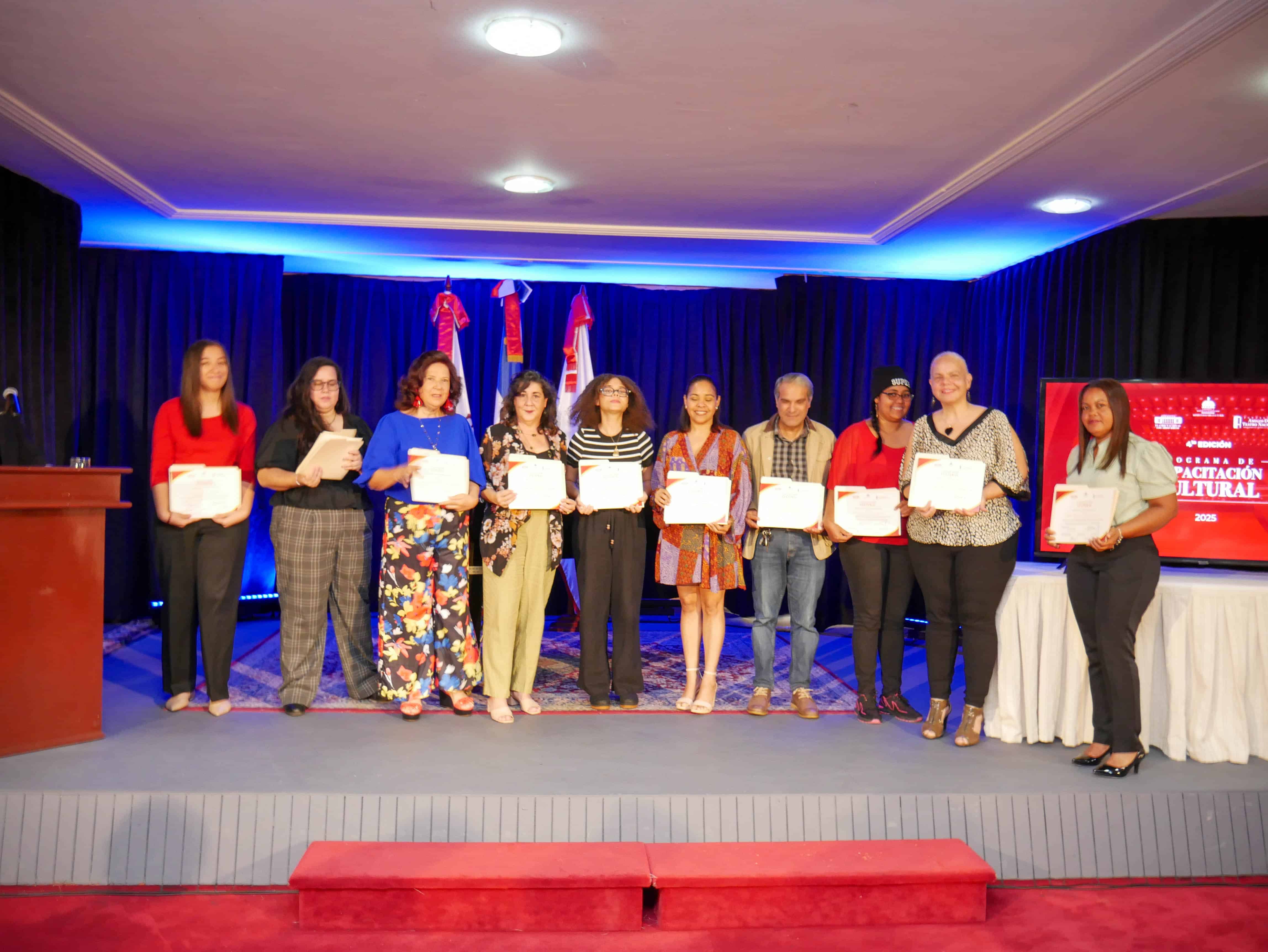 Participantes reciben sus certificados.