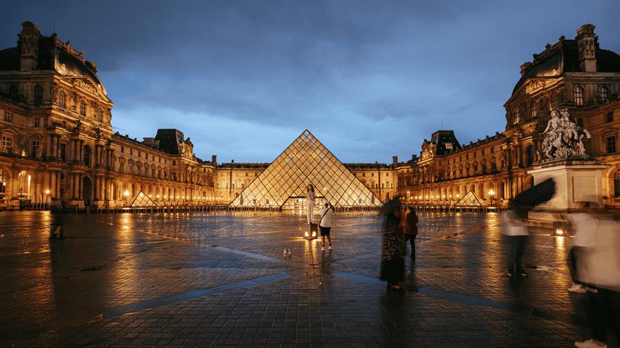 El Louvre reabrirá, pero la galería del robo seguirá cerrada un cierto tiempo El Louvre reabrirá, pero la galería del robo seguirá cerrada un cierto tiempo