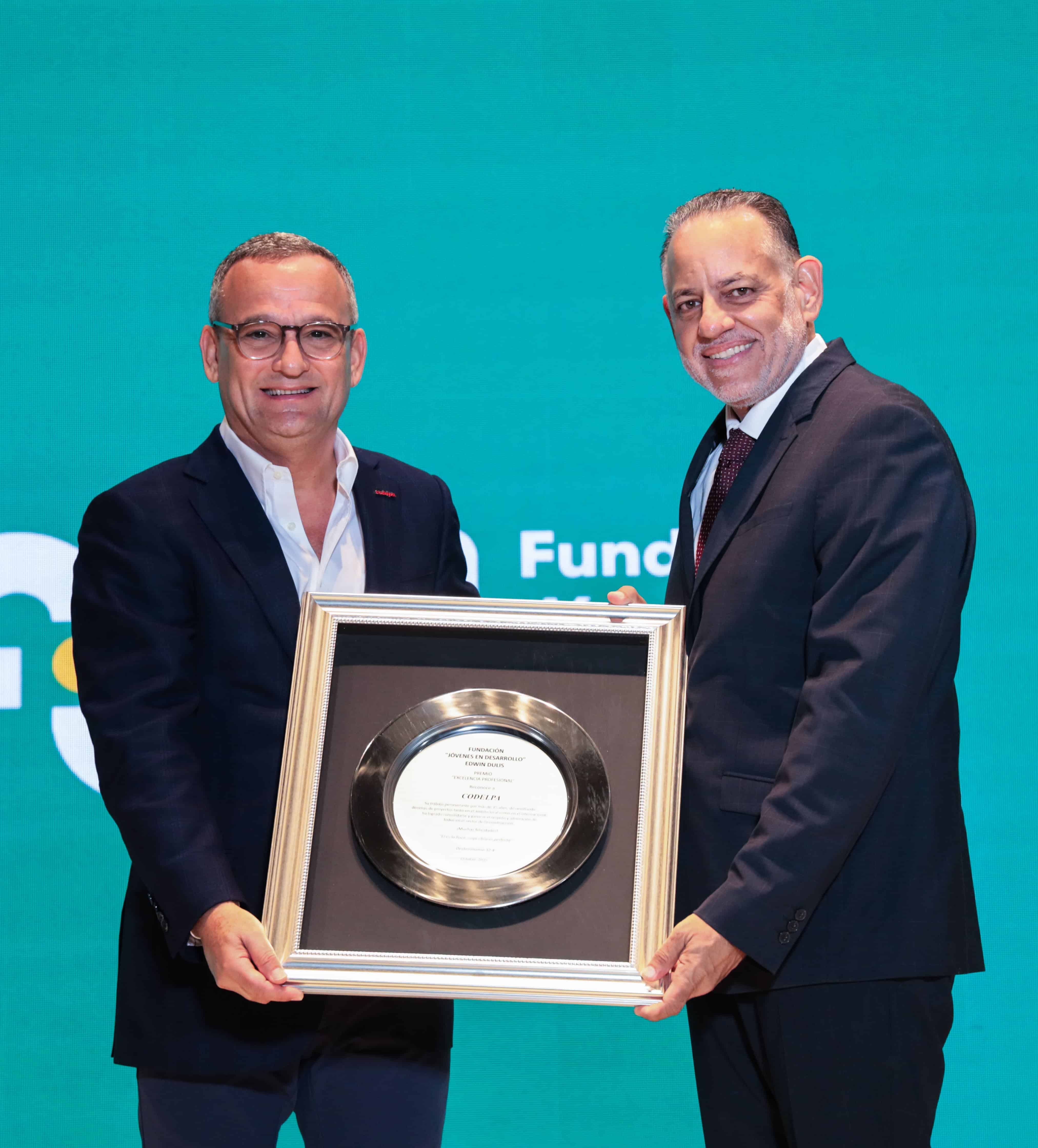 Entrega reconocimiento a Codelpa.