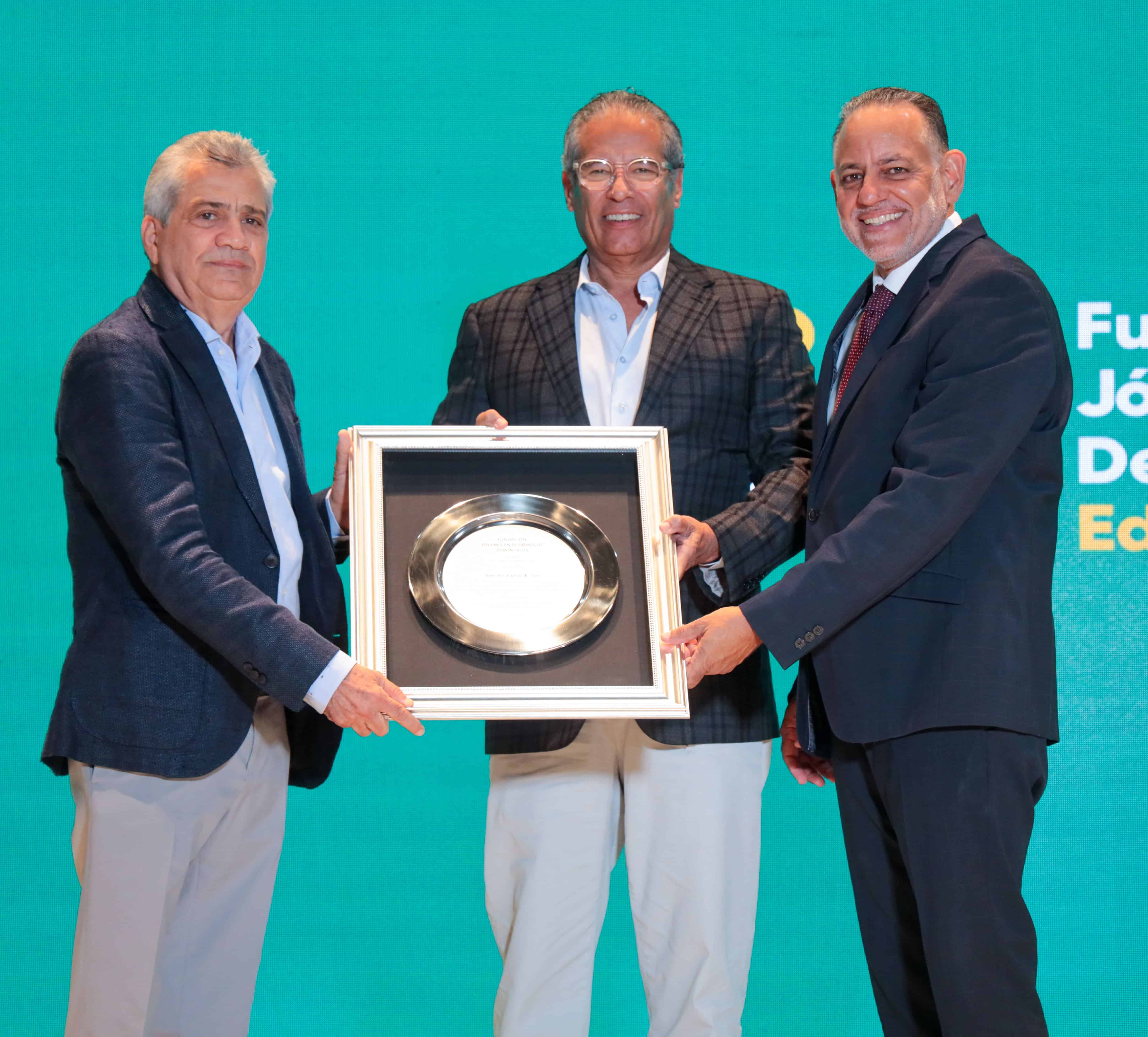 Entrega de reconocimiento Sánchez & Curiel.