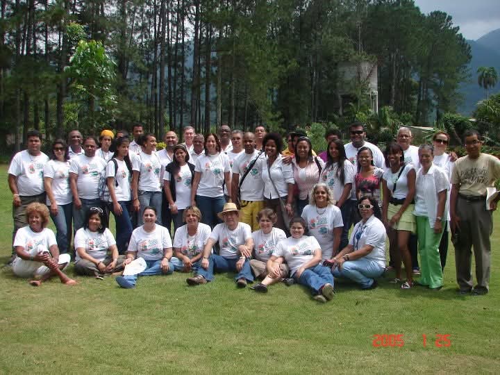 Poetas y participantes durante una de las sesiones del Festival de Poesía en la Montaña en Jarabacoa, en una edición anterior.