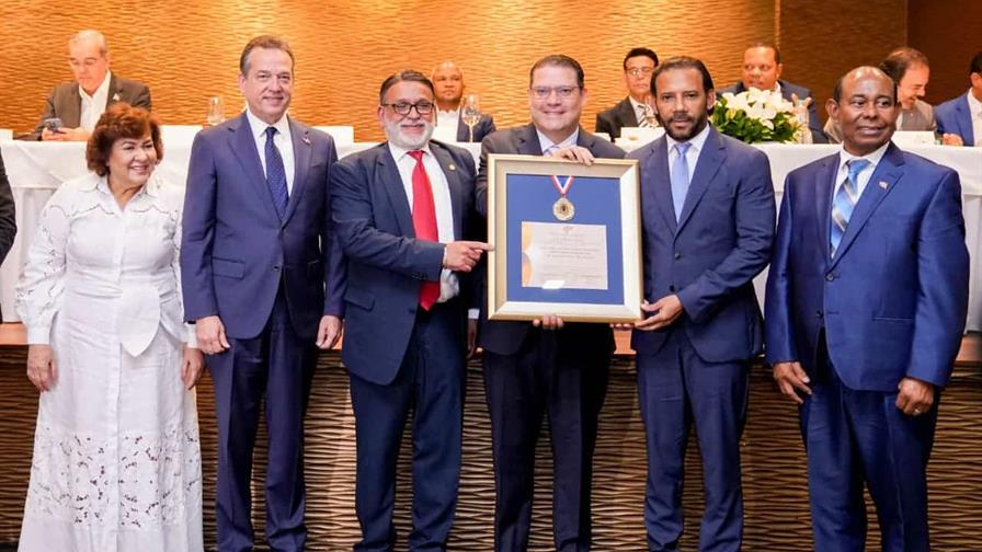 Comerciantes reconocen a Yayo Sanz Lovatón como el "Servidor Público 2025" Comerciantes reconocen a Yayo Sanz Lovatón como el "Servidor Público 2025"