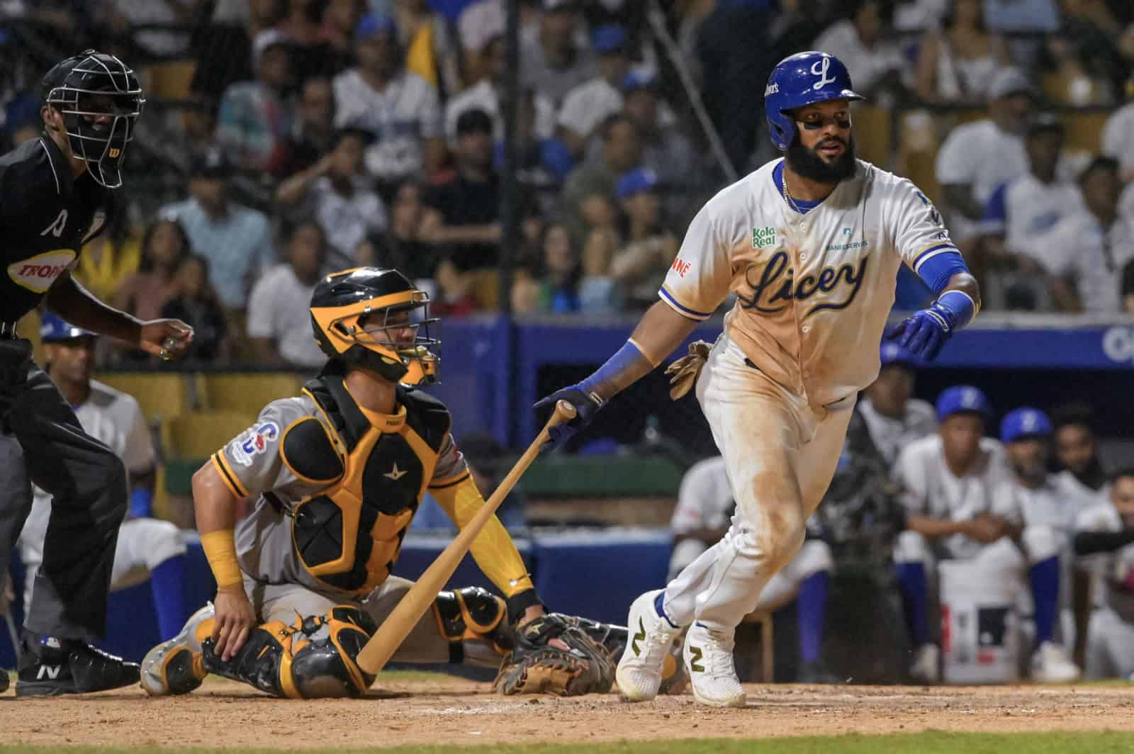 Emilio Bonifacio, capitán de los Tigres del Licey, sale a batear con El Lápiz de los Hermanos Rosario, canción que nombra un personaje con su apellido. Fotografía de la temporada 2024-2025.