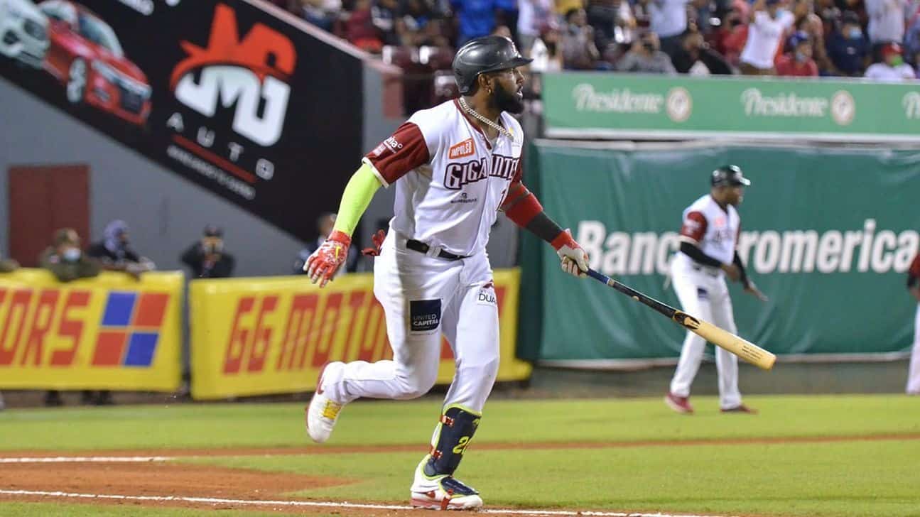 Marcell Ozuna, bateador por los Gigantes del Cibao anteriormente, al usar la canción Mera Woo de El Alfa fue acuñado El Hombre por la fanaticada del estadio Julián Javier de San Francisco de Macorís.