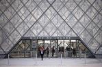La dirección del Louvre defiende la calidad de las vitrinas rotas en el robo La dirección del Louvre defiende la calidad de las vitrinas rotas en el robo
