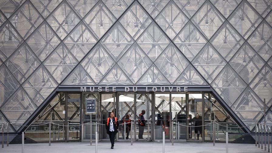 La dirección del Louvre defiende la calidad de las vitrinas rotas en el robo La dirección del Louvre defiende la calidad de las vitrinas rotas en el robo