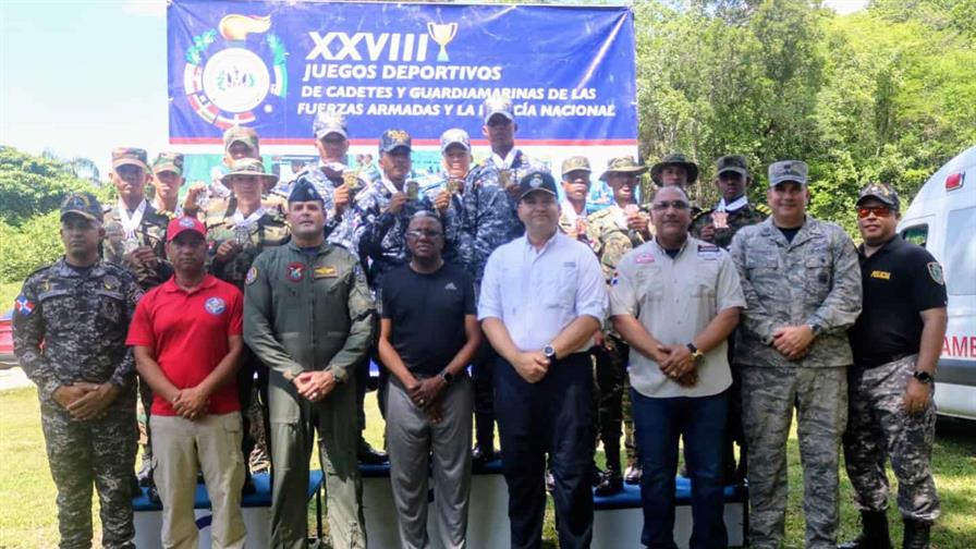 Cadetes de la Policía Nacional y FARD se imponen en competencia de tiro con pistola