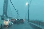 Postes de alumbrado a punto de colapsar en puente de la 17 en medio de lluvias por tormenta Melissa Postes de alumbrado a punto de colapsar en puente de la 17 en medio de lluvias por tormenta Melissa