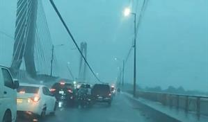Postes de alumbrado a punto de colapsar en puente de la 17 en medio de lluvias por tormenta Melissa