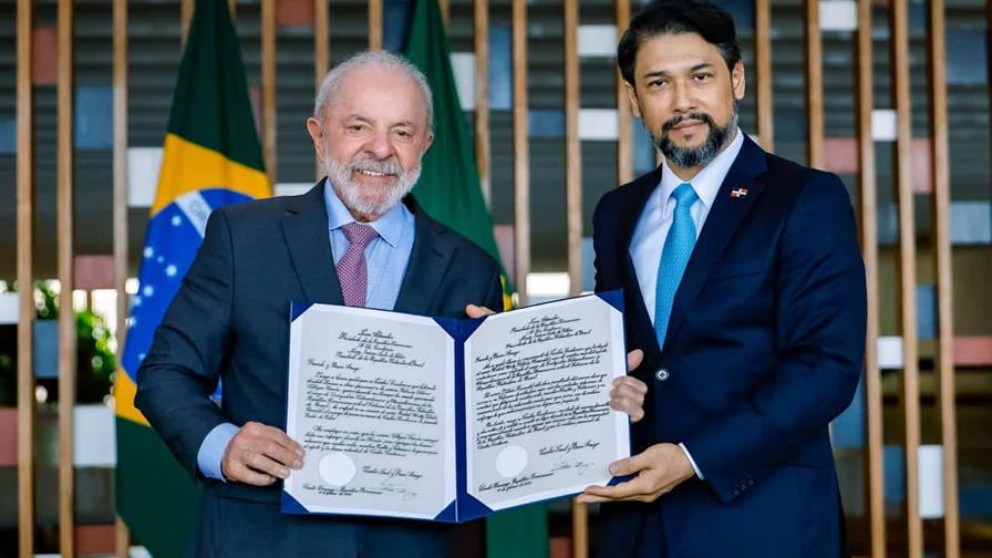 El embajador dominicano Robert Takata presenta cartas credenciales al presidente de Brasil
