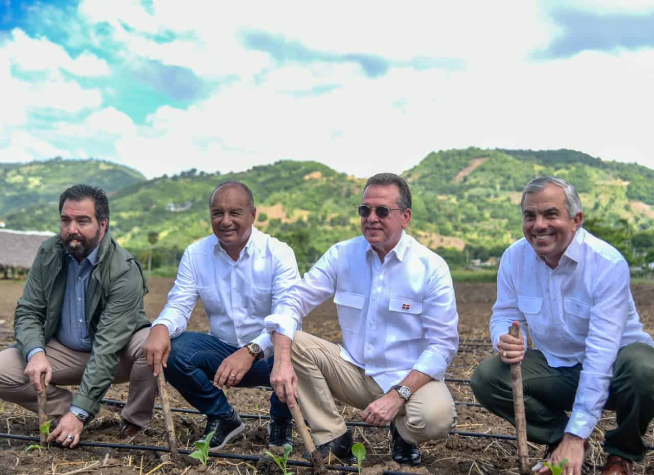El director del Intabaco, Iván Hernández Guzmán (a la derecha), seguido por el ministro de Industria, Comercio y Mipymes, Víctor -Ito- Bisonó, y el viceministro de Agricultura, Eulalio Ramírez (al centro), durante recorrido por zona de siembra de tabaco.