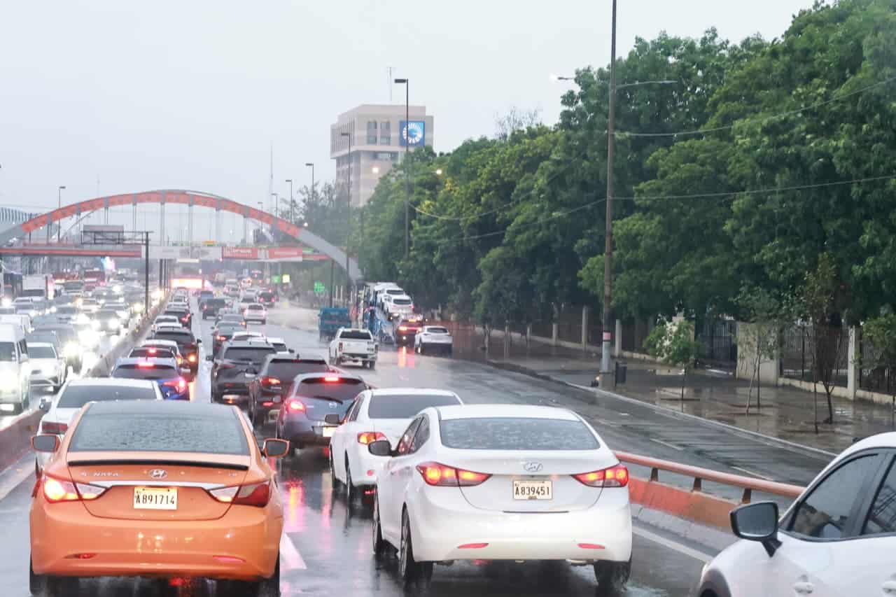 Tapones en ambas direcciones en la avenida John F. Kennedy, en el Distrito Nacional.