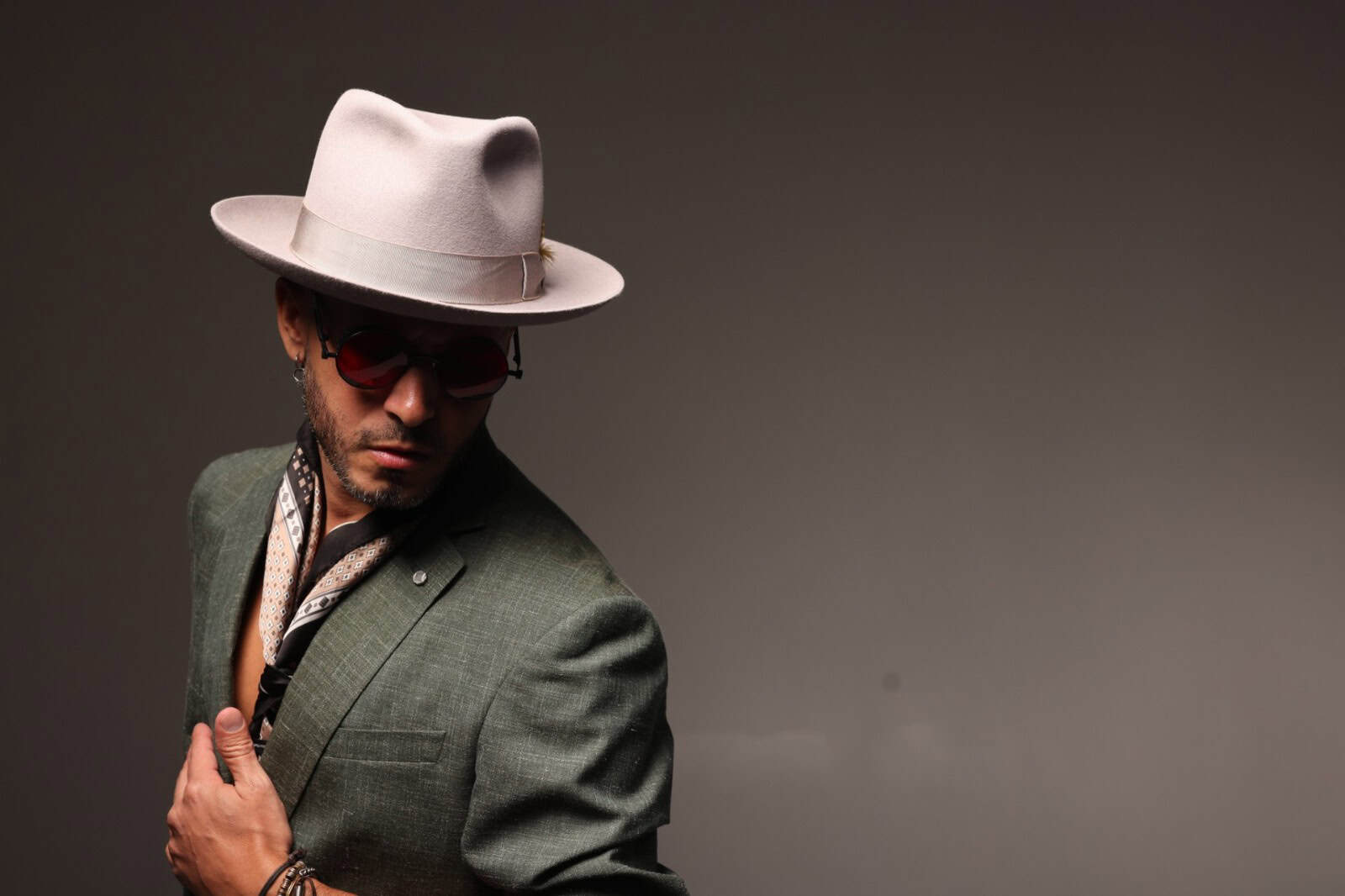 Zeo Muñoz presenta "Solito", primer sencillo de su tercer álbum de estudio